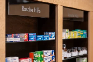 Apotheke_Novale_Innenansicht_Arzneiregal © Christian Lins, 2025