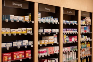 Apotheke_Novale_Innenansicht_Arzneiregal2 © Christian Lins, 2025