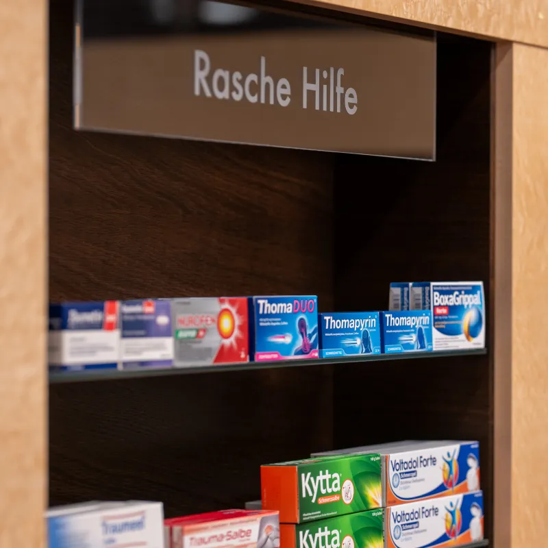 apotheke-novale-rasche-hilfe-regal © Christian Lins, 2025